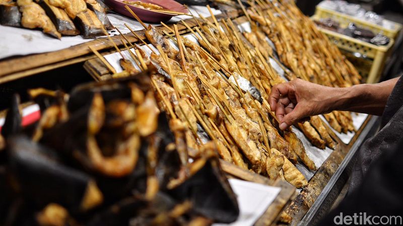 Potret Penjual Ikan Asap di Kampung Nelayan Kenjeran Potret Penjual Ikan Asap di Kampung Nelayan Kenjeran