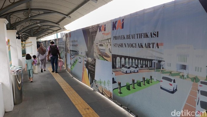 Proses beautifikasi Pintu Timur Stasiun Tugu Jogja masih berlanjut hingga saat ini, Jumat (19/4/2024).