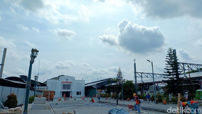 Proses beautifikasi Pintu Timur Stasiun Tugu Jogja masih berlanjut hingga saat ini, Jumat (19/4/2024).