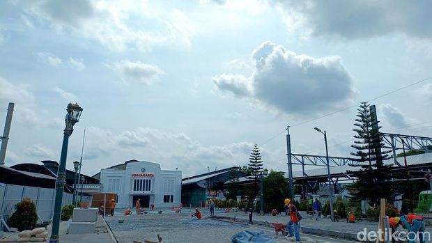 Proses beautifikasi Pintu Timur Stasiun Tugu Jogja masih berlanjut hingga saat ini, Jumat (19/4/2024).