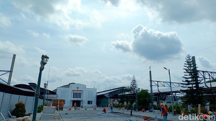 Proses beautifikasi Pintu Timur Stasiun Tugu Jogja masih berlanjut hingga saat ini, Jumat (19/4/2024).
