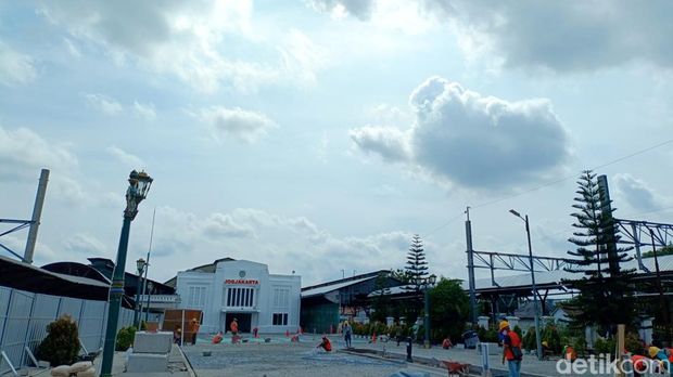 Proses beautifikasi Pintu Timur Stasiun Tugu Jogja masih berlanjut hingga saat ini, Jumat (19/4/2024).