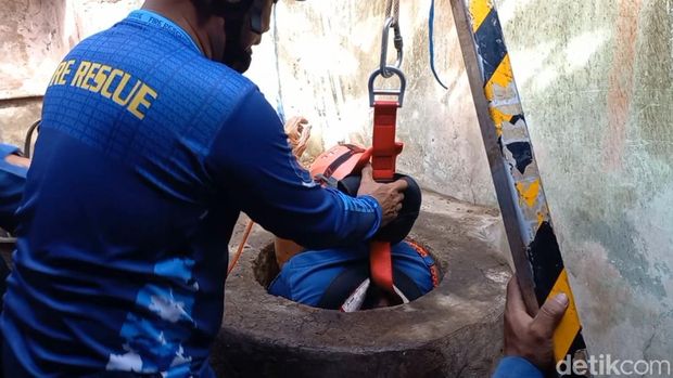 Proses evakuasi kakek terjatuh dari sumur