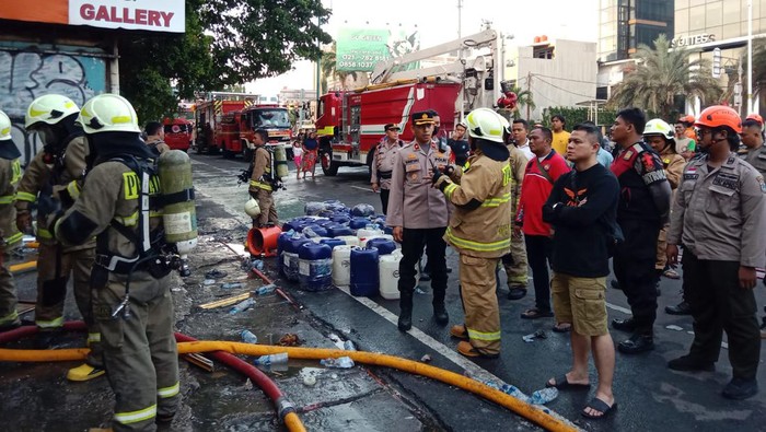 Kebakaran Toko Bingkai Mampang Baru Padam Jam 6 Pagi, Lalin Belum Dibuka