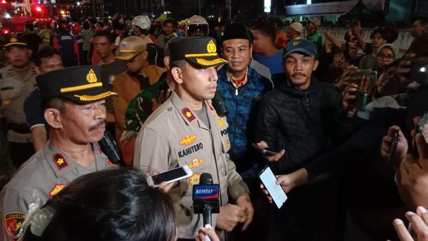 Proses pemadaman kebakaran toko bingkai di Mampang Prapatan, Jakarta Selatan