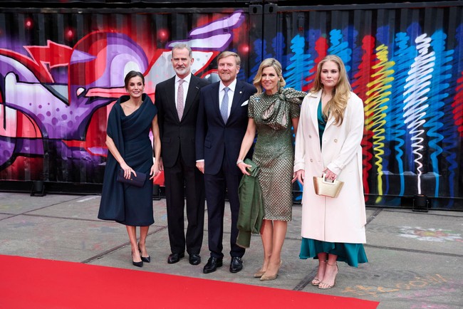 Ini merupakan momen Putri Catharina-Amalia berpose bersama Raja Felipe dan Ratu Letizia dari Spanyol saat menjalani tugasnya melakukan pertemuan diplomatik. Foto: Getty Images/Carlos Alvarez