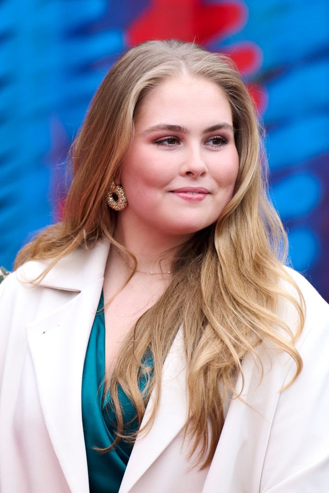 Meski baru 21 tahun, Amalia menunjukkan kedewasaan dan kebijaksaan. Saat genap usia 18, ia menolak tunjangan tahunan kerajaan karena merasa belum pantas menerimanya sebagai mahasiswa yang belum menjalankan tugas resmi. Ia kini menempuh studi Politik, Psikologi, Hukum, dan Ekonomi di Universitas Amsterdam. Amalia juga berbaur seperti remaja kebanyakan yang pernah bekerja di bar pantai dan tinggal di asrama mahasiswa. Foto: Getty Images/Carlos Alvarez