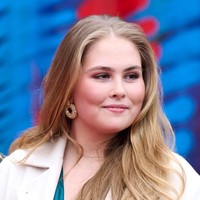 Meski baru 21 tahun, Amalia menunjukkan kedewasaan dan kebijaksaan. Saat genap usia 18, ia menolak tunjangan tahunan kerajaan karena merasa belum pantas menerimanya sebagai mahasiswa yang belum menjalankan tugas resmi. Ia kini menempuh studi Politik, Psikologi, Hukum, dan Ekonomi di Universitas Amsterdam. Amalia juga berbaur seperti remaja kebanyakan yang pernah bekerja di bar pantai dan tinggal di asrama mahasiswa. Foto: Getty Images/Carlos Alvarez