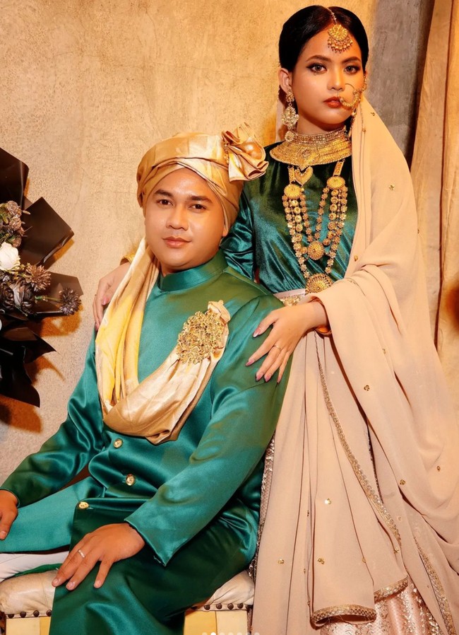 Putri dan calon suaminya itu tampil kompak mengenakan busana khas India berwarna hijau dan kuning. Penampilan Putri dan calon suaminya itu pun banjir beragam komentar netizen. Tak sedikit yang memuji Putri terlihat cantik. Foto: Instagram/@da4_putri03