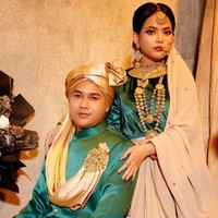 Putri dan calon suaminya itu tampil kompak mengenakan busana khas India berwarna hijau dan kuning. Penampilan Putri dan calon suaminya itu pun banjir beragam komentar netizen. Tak sedikit yang memuji Putri terlihat cantik. Foto: Instagram/@da4_putri03