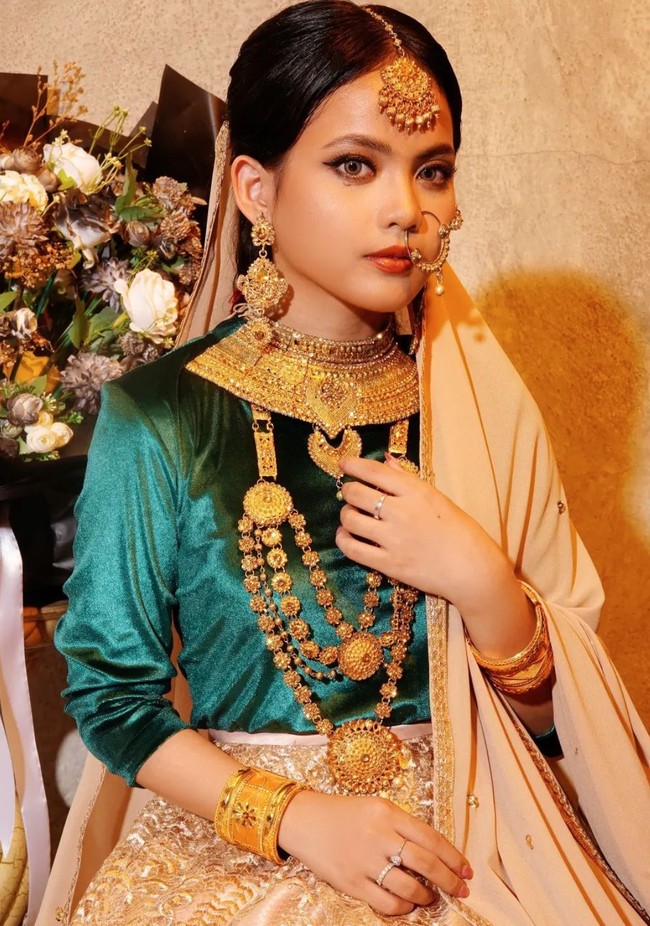 Berubah jadi bak wanita India, Putri juga mengenakan berbagai aksesori pelengkap seperti hiasan kepala, anting telinga dan hidung, kalung, serta gelang. Ditambah dengan glam makeup look, lipstik merah, serta lensa kontak berwarna abu-abu terang, penampilan Putri jadi terlihat manglingi. Foto: Instagram/@da4_putri03