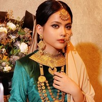 Berubah jadi bak wanita India, Putri juga mengenakan berbagai aksesori pelengkap seperti hiasan kepala, anting telinga dan hidung, kalung, serta gelang. Ditambah dengan glam makeup look, lipstik merah, serta lensa kontak berwarna abu-abu terang, penampilan Putri jadi terlihat manglingi. Foto: Instagram/@da4_putri03