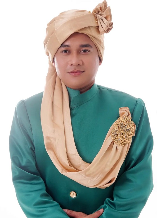 Calon suaminya, Abdul Aziz juga melengkapi penampilannya dengan turban khas India. Foto: Instagram/@da4_putri03