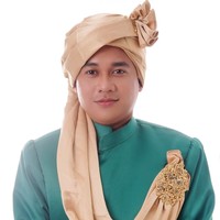 Calon suaminya, Abdul Aziz juga melengkapi penampilannya dengan turban khas India. Foto: Instagram/@da4_putri03