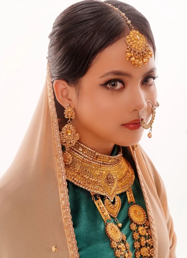 Tampil cantik manglingi, tak hanya foto prewedding, melainkan uang panai Putri juga tak kalah jadi perbincangan. Diketahui calon suaminya itu memberikan uang panai dengan nilai fantastis, sebesar Rp 2 miliar untuk Putri. Foto: Instagram/@da4_putri03