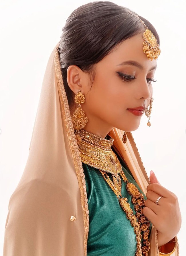 Bergaya dengan tema Bollywood, ada yang bahkan menyebut Putri bak Kajol Indonesia. Foto: Instagram/@da4_putri03