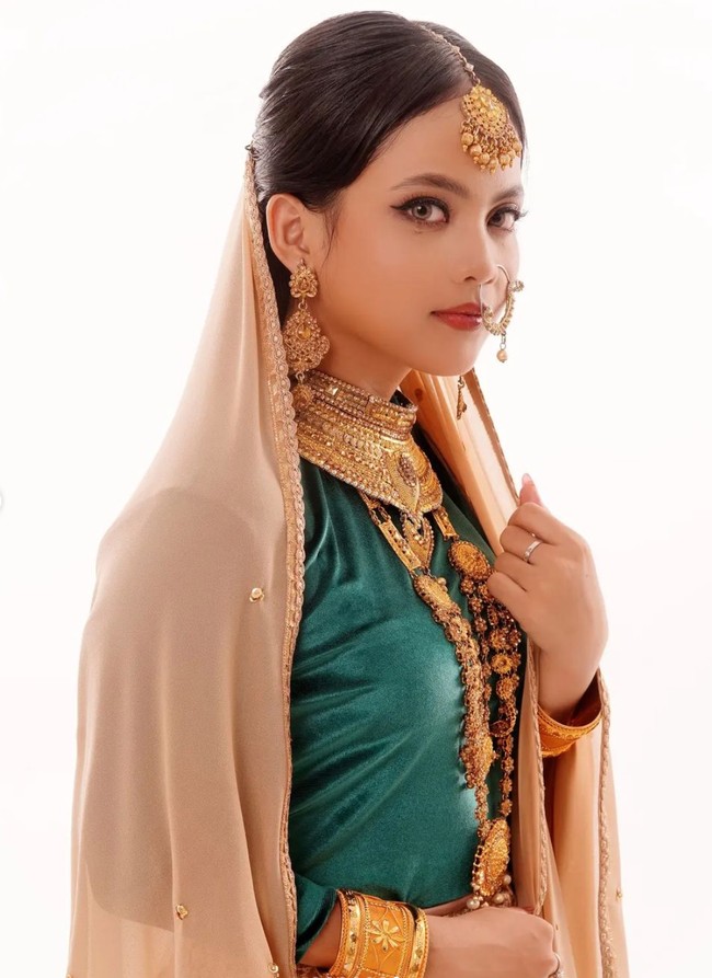 Semakin mendekati hari pernikahan, selain prewedding Putri juga telah menggelar acara pengajian, siraman, dan upacara Mapacci khas adat Bugis. Upacara tersebut merupakan upacara sebelum adat nikah yang melambangkan kesucian hati calon pengantin untuk menghadapi hari esok, khususnya memasuki babak baru membangun rumah tangga. Foto: Instagram/@da4_putri03