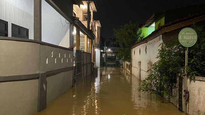 Banjir Melanda 250 Keluarga, Air Setinggi 80 Cm akibat Luapan Kali Bekasi