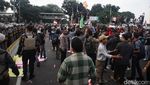 Momen Relawan Joget Oke Gas di Patung Kuda