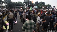 Mereka tampak membawa mobil komando.