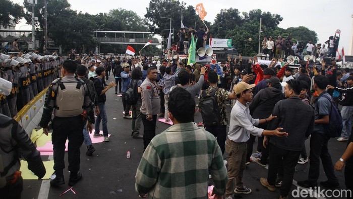 Relawan Joget Oke Gas di Patung Kuda Relawan Joget Oke Gas di Patung Kuda
