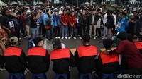 Aksi teatrikal juag digelar selama demo.