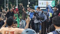 Para pendukung ini juga sempat joget Oke Gas.