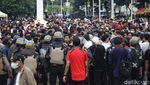 Momen Relawan Joget Oke Gas di Patung Kuda