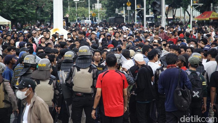 Relawan Joget Oke Gas di Patung Kuda