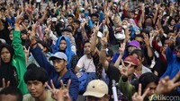 Pantauan detikcom, Jumat (19/4/2024), massa pendukung Prabowo-Gibran datang ke area Patung Kuda sekitar pukul 14.51 WIB.
