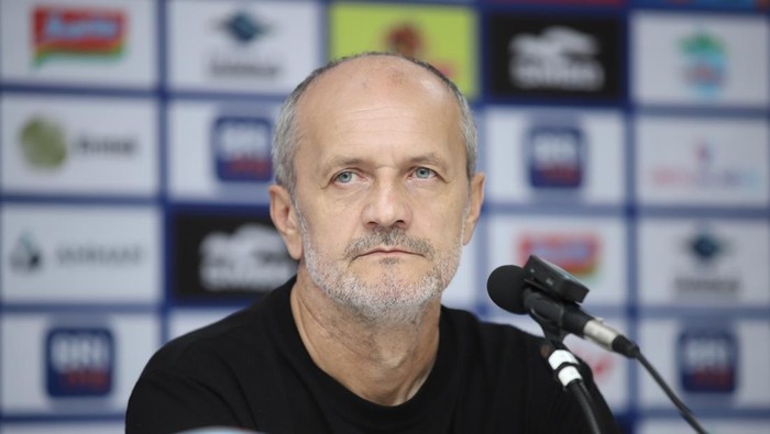 Pelatih PSS Sleman, Risto Vidakovic saat sesi jumpa pers jelang melawan Dewa United, Jumat (19/4/2024).