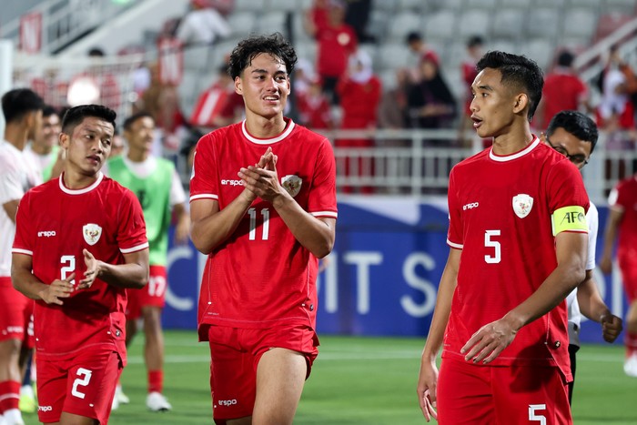 DOHA, QATAR - APRIL 18: Rafael William Struick #11 of Indonesia thanks the fans after the AFC U23 Asian Cup Group D match between Indonesia and Australia at Abdullah Bin Khalifa Stadium on April 18, 2024 in Doha, Qatar.  (Photo by Zhizhao Wu/Getty Images)