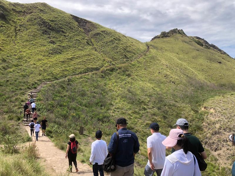 Rombongan Menlu China Wang Yi treking ke puncak Pulau Padar di Taman Nasional Komodo, Jumat (19/4/2024) pagi. (Foto: Istimewa)