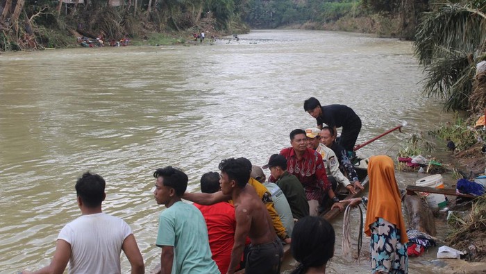 Rombongan Pemkab Muratara mengecek kondisi sungai Rupit yang  mulai surut.