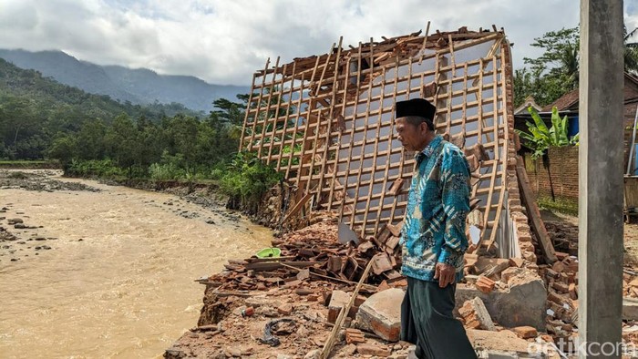 Rumah rusak terseret banjir bandang di Trenggalek