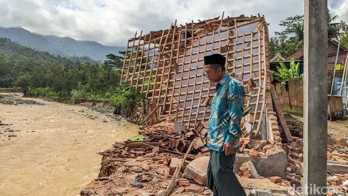 Rumah rusak terseret banjir bandang di trenggalek