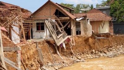 Sejumlah Rumah di Trenggalek Terseret Banjir Bandang