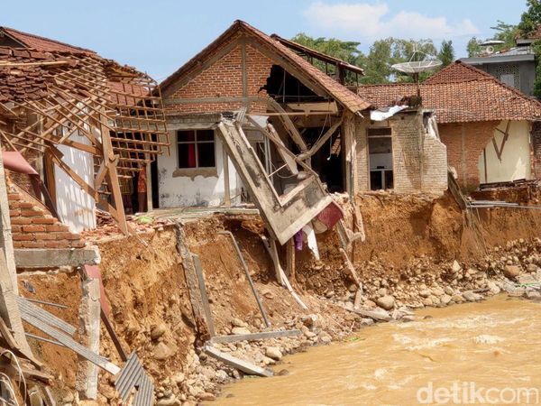 Sejumlah Rumah di Trenggalek Terseret Banjir Bandang