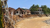 keempat rumah dan satu masjid yang hanyut terseret banjir berada di bantaran Sungai Bungur, Desa Munjungan.