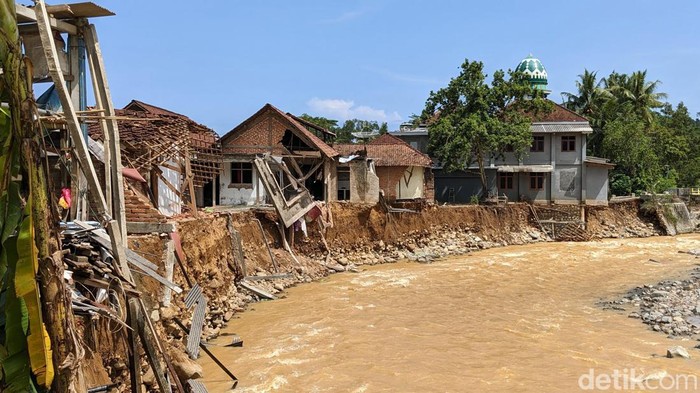 Rumah rusak terseret banjir bandang di trenggalek Rumah rusak terseret banjir bandang di trenggalek
