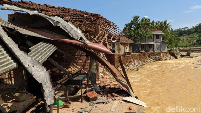 Rumah rusak terseret banjir bandang di trenggalek