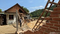 Banjir bandang tersebut terjadi pada tengah malam setelah hujan deras lebih dari tiga jam.