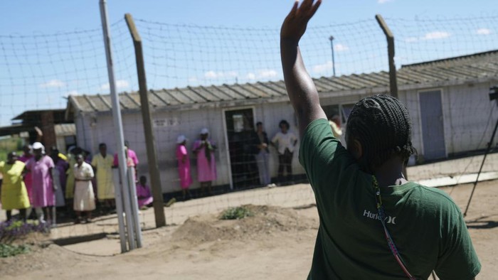 A female prisoner waves to her former inmates after being released from Chikurubi female prison on the outskirts of the capital Harare, Thursday, April 18, 2024. Zimbabwe President Emmerson Mnangagwa has granted amnesty to more than 4,000 prisoners in an independence day amnesty. The amnesty coincided with the country's 44th anniversary of independence from white minority rule on Thursday and included some prisoners who were on death row. (AP Photo/Tsvangirayi Mukwazhi)