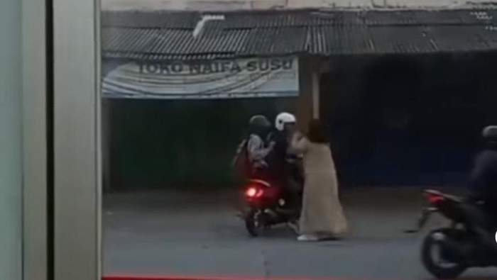 Viral ODGJ Ngamuk di Bekasi, Minimarket Dirusak-Pemotor Dipukuli