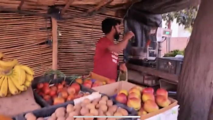 Seru! Wanita Indonesia Ini Masak Gado-Gado dan Tahu Isi Buat Keluarga India Seru! Wanita Indonesia Ini Masak Gado-Gado dan Tahu Isi Buat Keluarga India