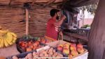 Seru! Wanita Indonesia Ini Masak Gado-Gado dan Tahu Isi Buat Keluarga India