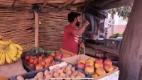 Sayangnya sangat sulit mencari tofu di India. Akhirnya, wanita yang menikah dengan orang India ini pergi ke pasar membeli sayuran untuk gado-gado. Foto: YouTube / Ana Malhotra Vlogs