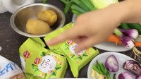 Sesampainya di rumah, Ana bersiap memasak makanan Indonesia itu. Ia menunjukkan bahan-bahan yang dibutuhkan untuk membuat dua makanan ini. Foto: YouTube / Ana Malhotra Vlogs