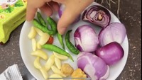Ini beberapa bahan yang diperlukan untuk membuat bumbu gado-gado. Terdiri dari bawang merah, bawang putih, cabe, dan kemiri. Ia juga menambahkan gula merah dan asam Jawa. Foto: YouTube / Ana Malhotra Vlogs