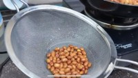 Wanita yang tinggal di India itu membuat bumbu kacang gado-gado sendiri. Dimulai dengan menggoreng kacangnya terlebih dahulu. Foto: YouTube / Ana Malhotra Vlogs